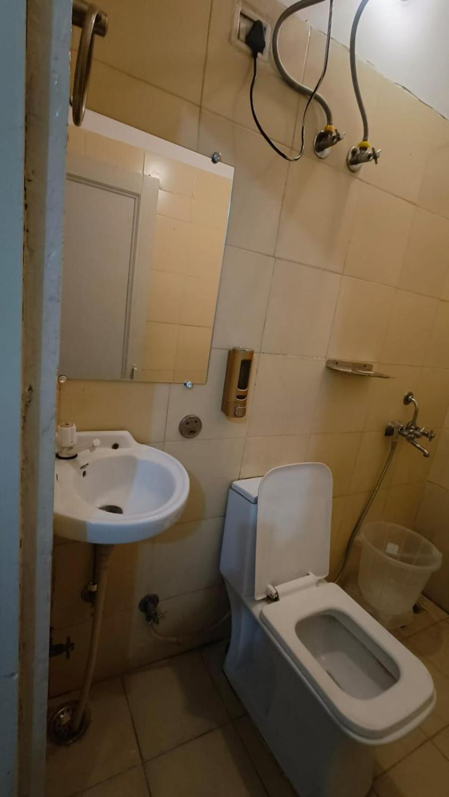 Mannat Centric - Near Lajpat Nagar Metro 3*