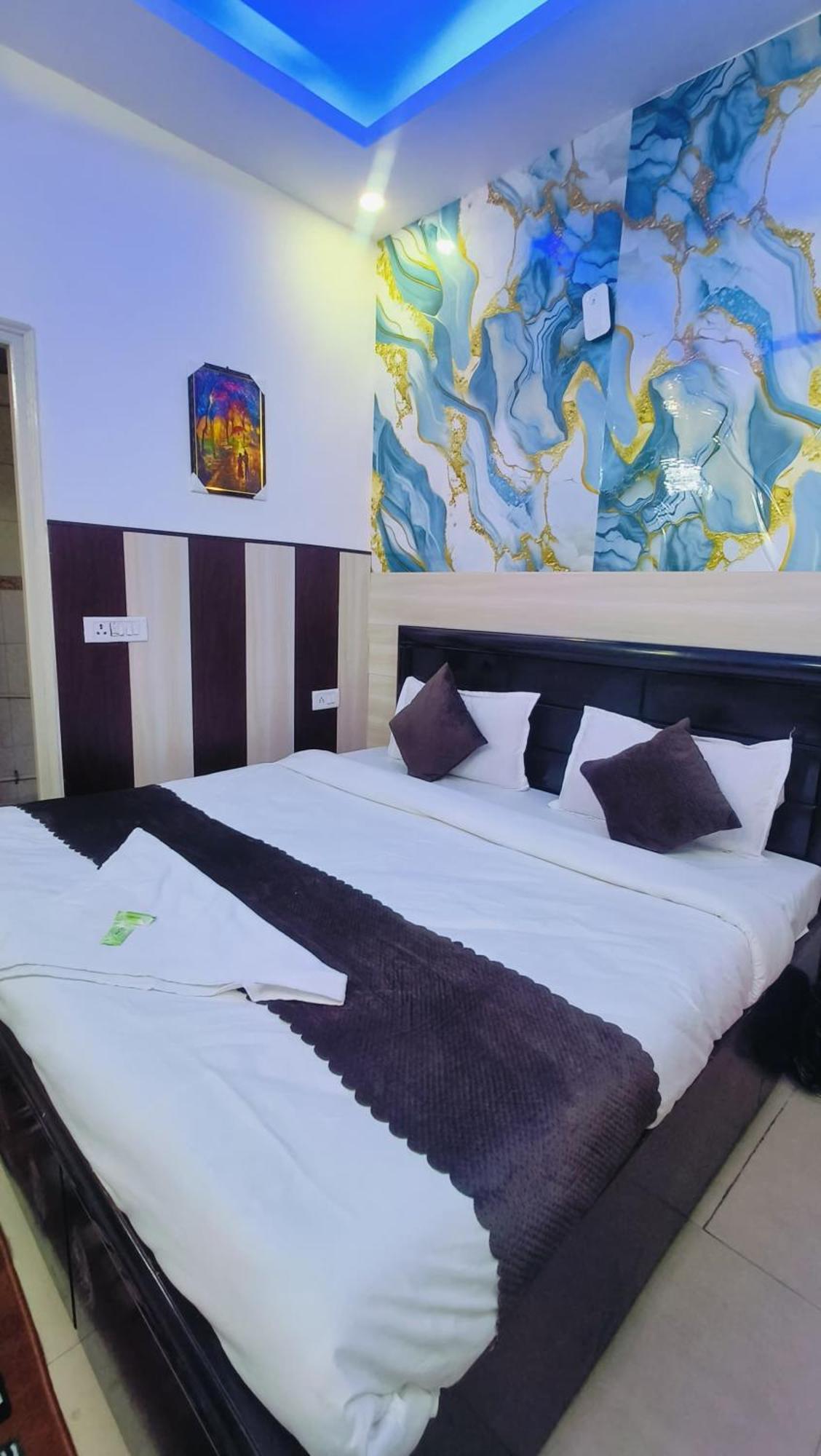 Mannat Centric - Near Lajpat Nagar Metro 3* New Delhi